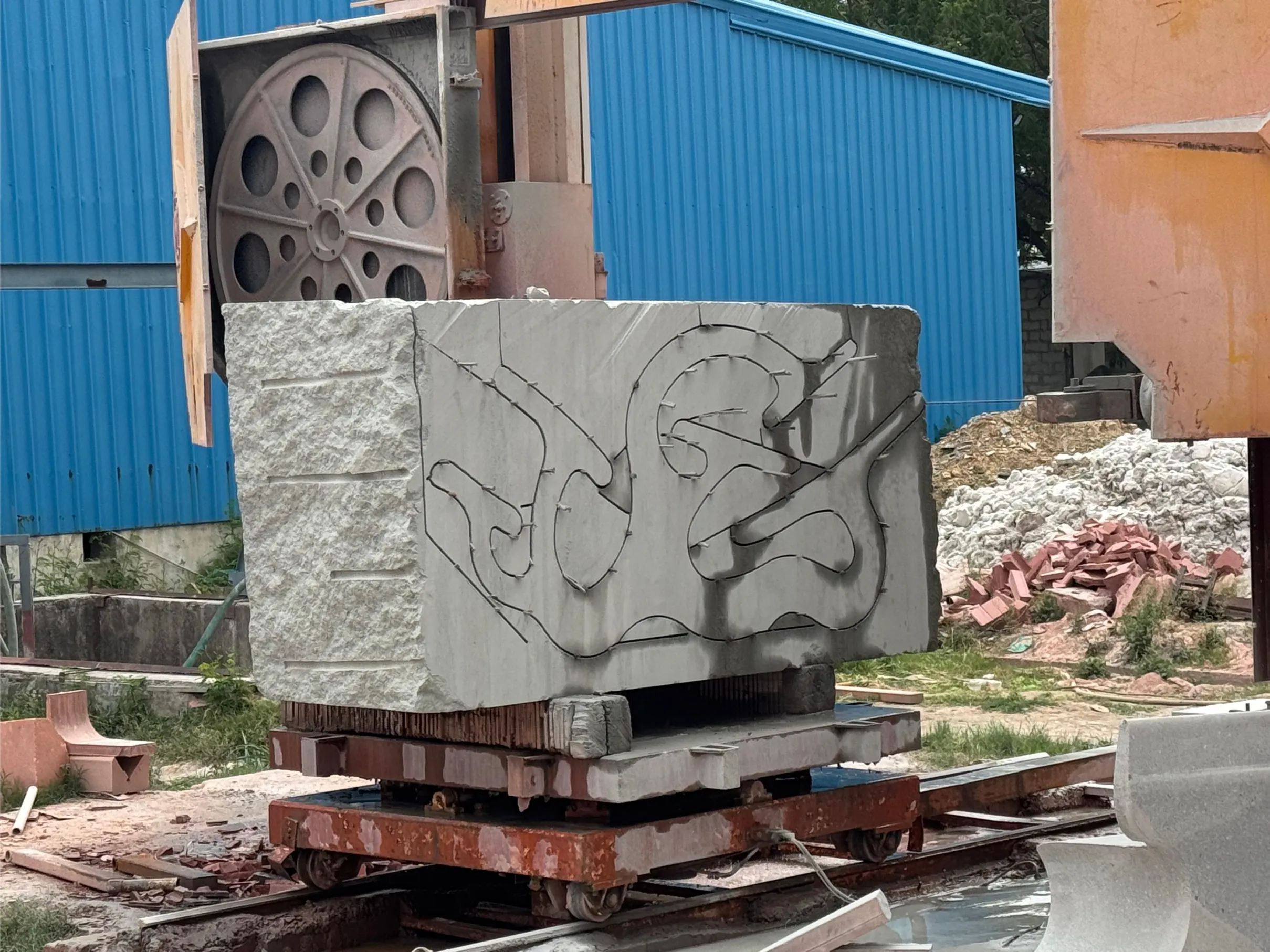 Stone block with curved profiles cut by the CNC wire saw