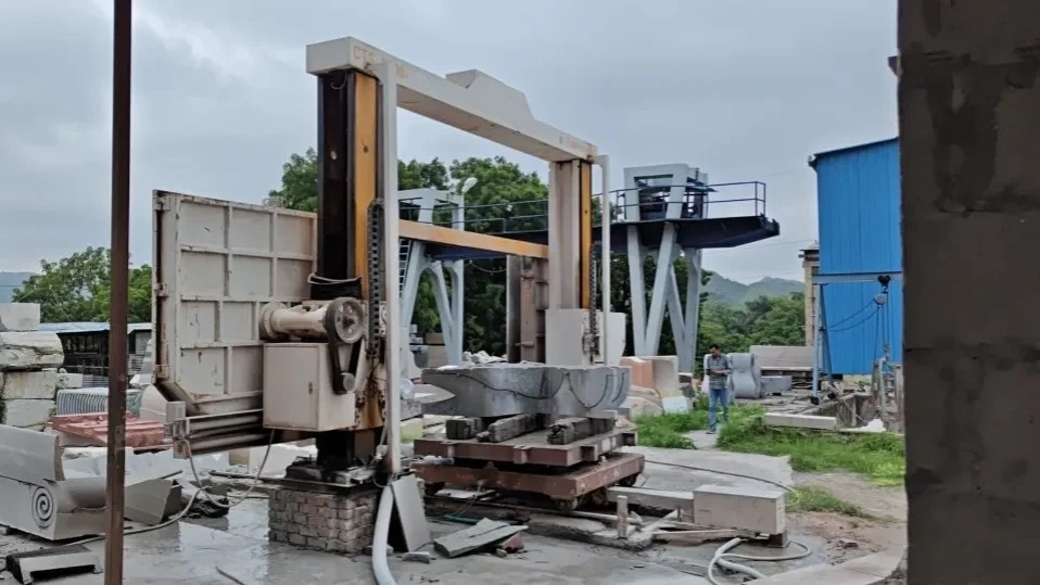 Outdoor CNC wire saw gantry with a stone block