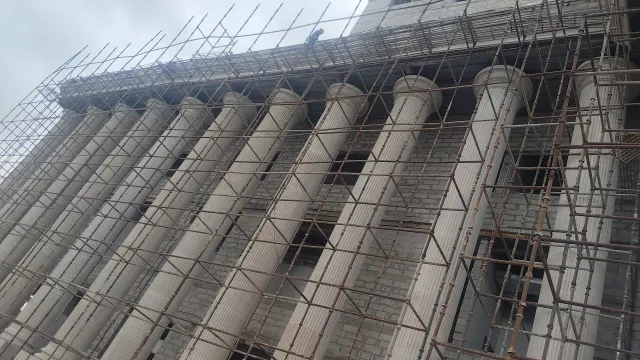 Roman stone column cladding during installation – IPD Tower (SMS Hospital), Jaipur
