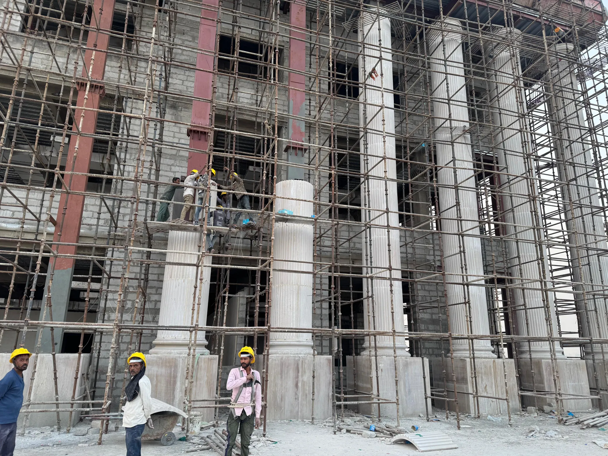 Workers at the base of the stone colonnade – IPD Tower (SMS Hospital), Jaipur