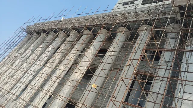 Roman stone columns along the podium façade – IPD Tower (SMS Hospital), Jaipur