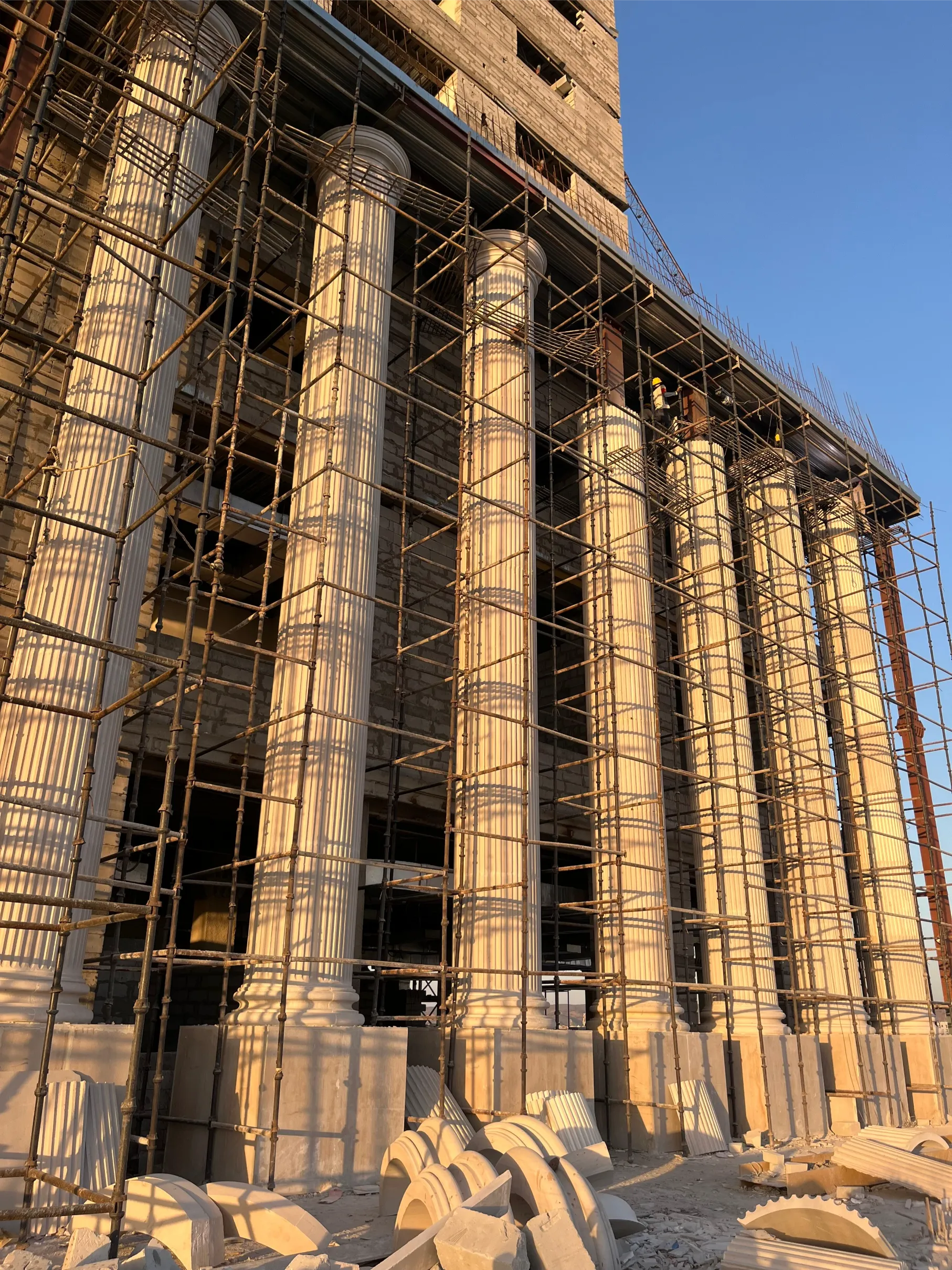 Roman stone columns being clad on scaffolding – IPD Tower (SMS Hospital), Jaipur