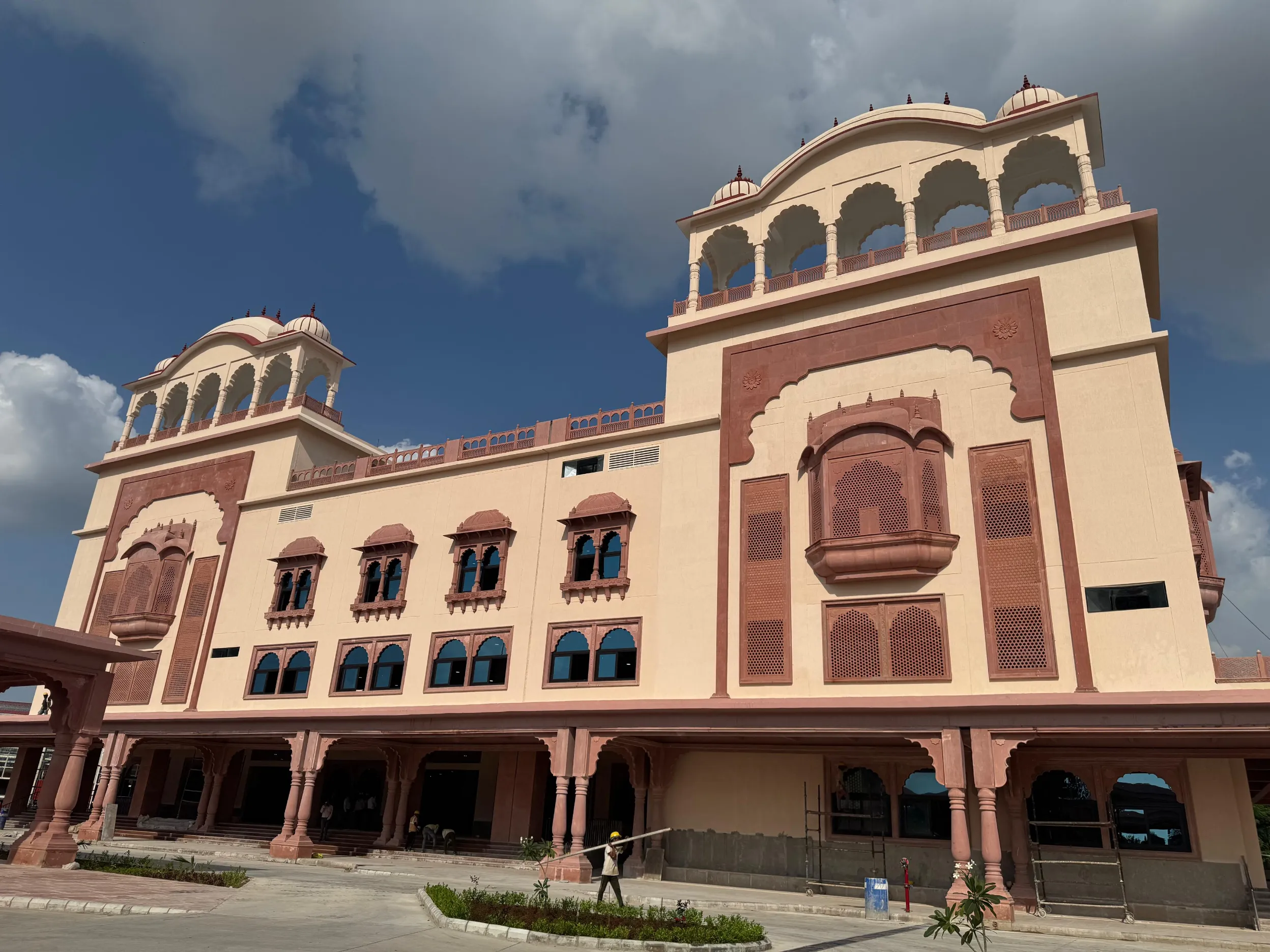Completed station façade with carved jharokha – Jaipur Junction Redevelopment, Jaipur