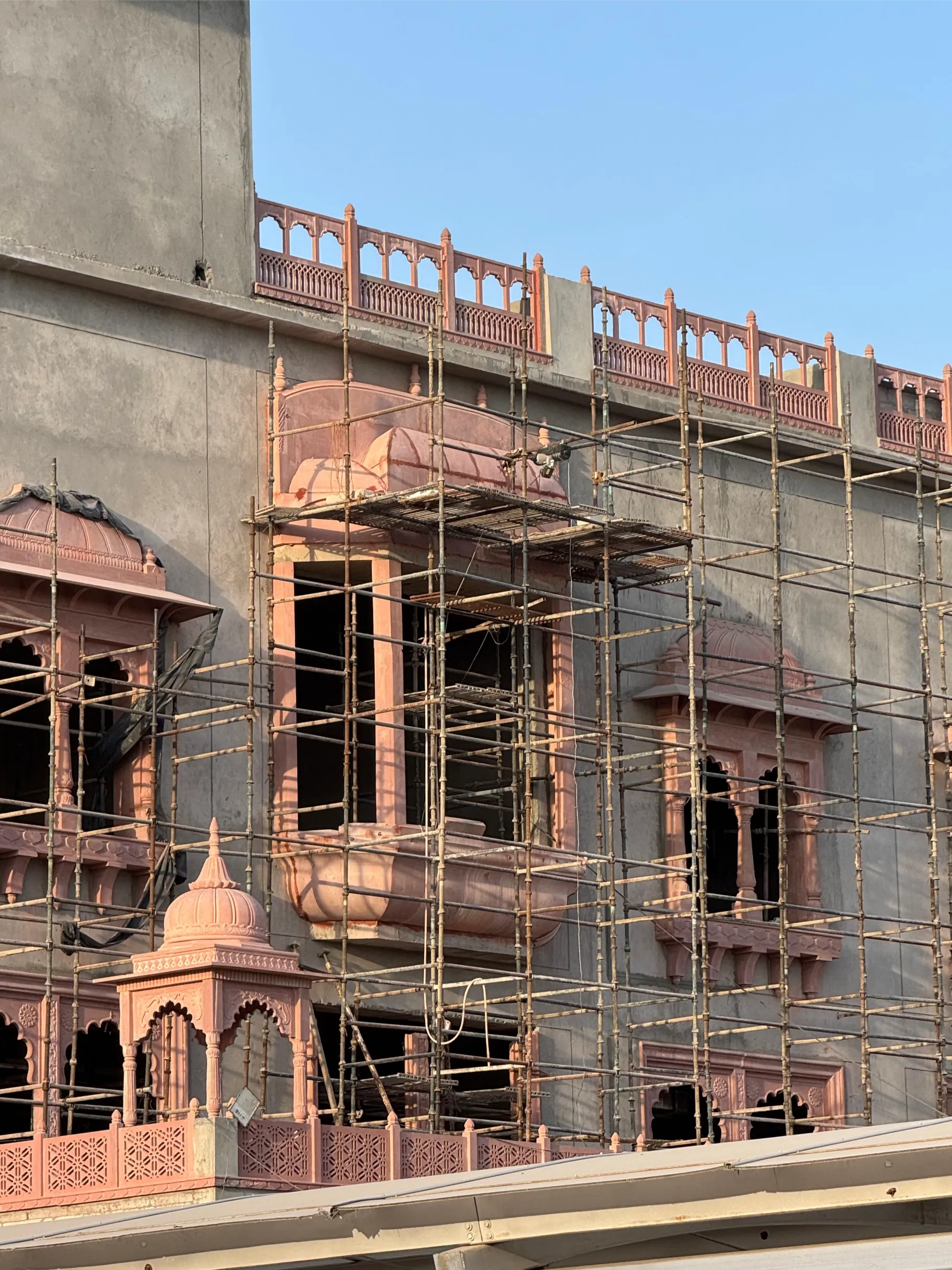 Sandstone jharokha windows on scaffolding – Jaipur Junction Redevelopment, Jaipur
