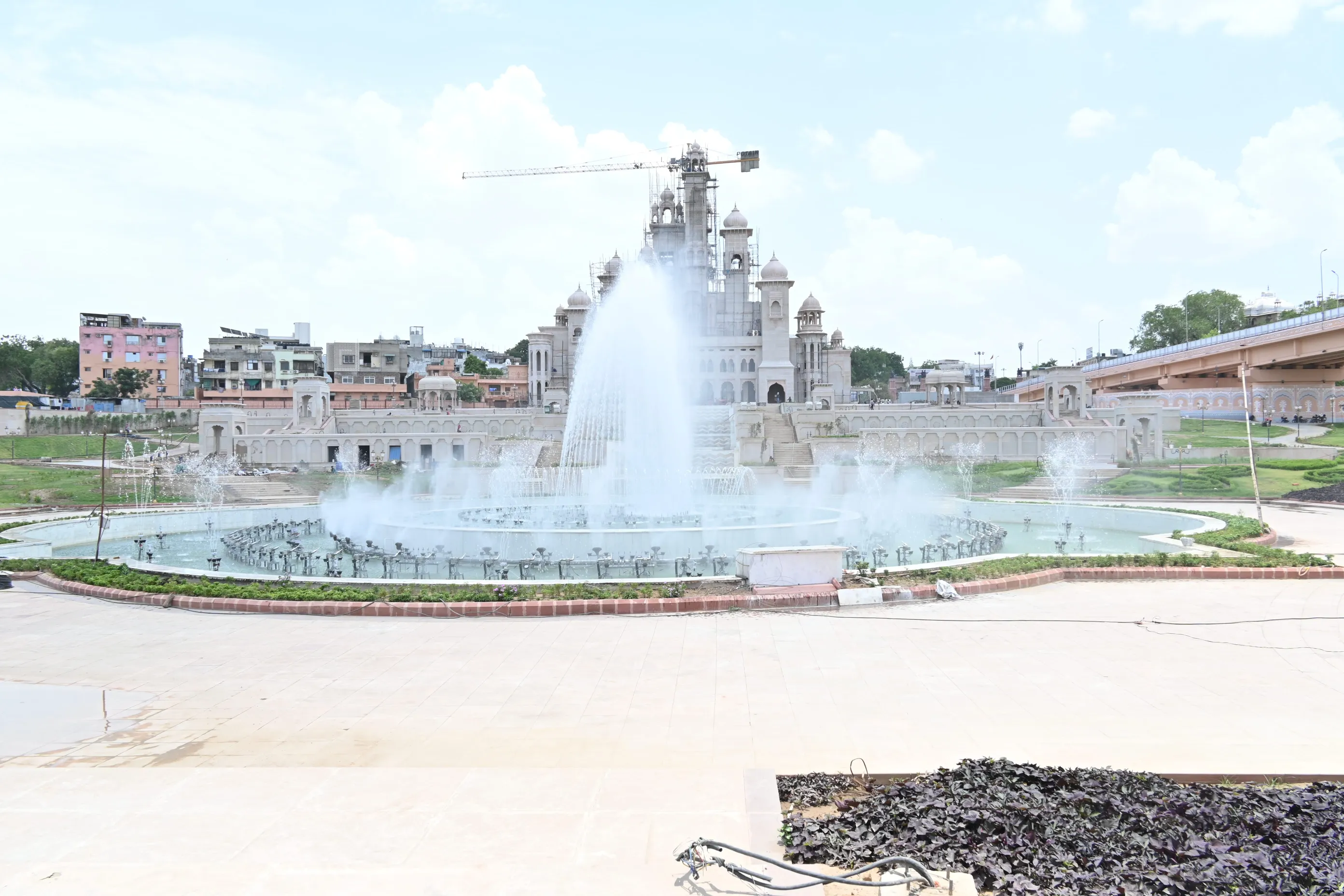 Tall water fountain before the palace – Mukut Mahal, Kota