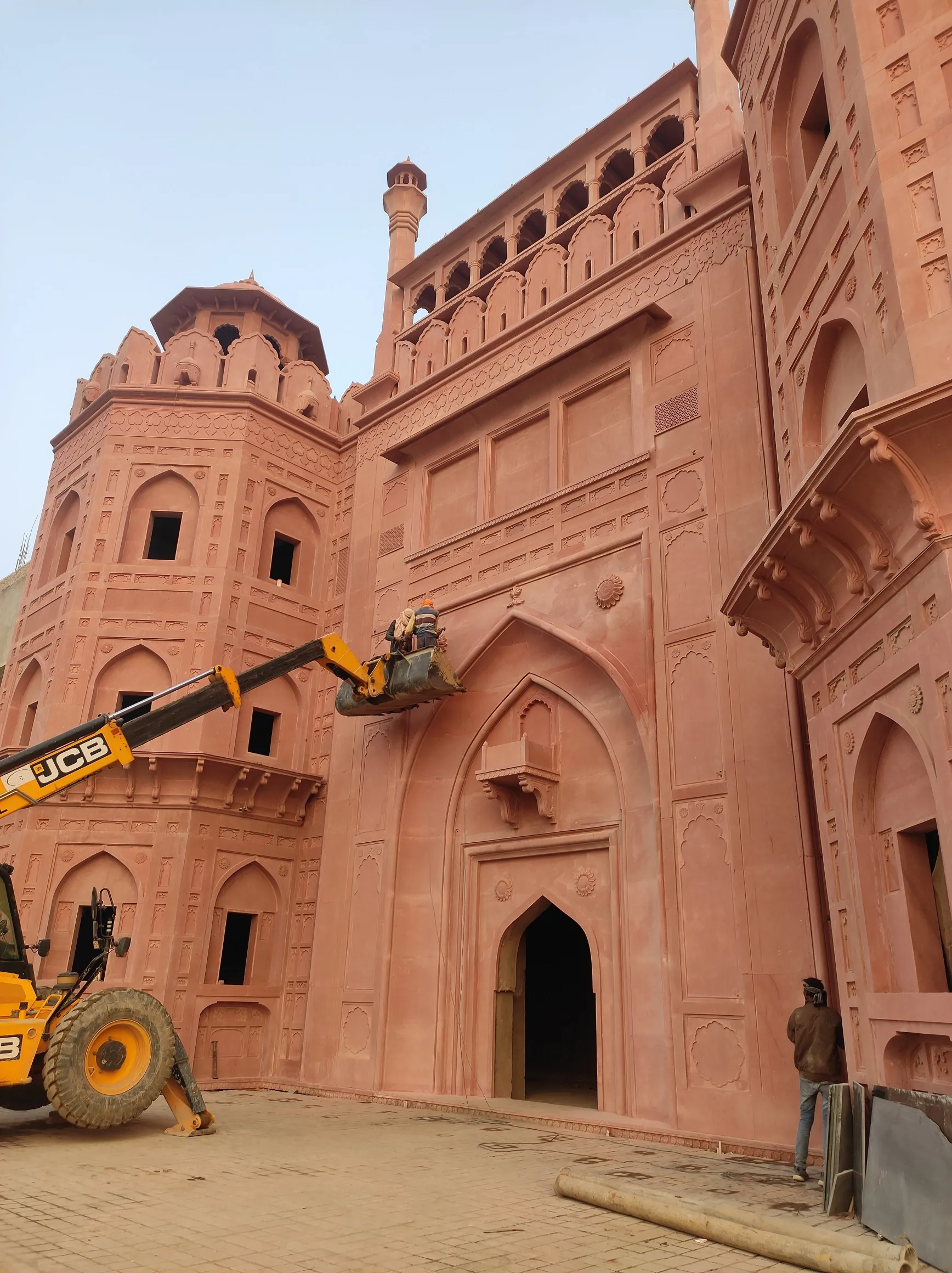 Lift platform at the fort gateway façade – Red Fort, Kota