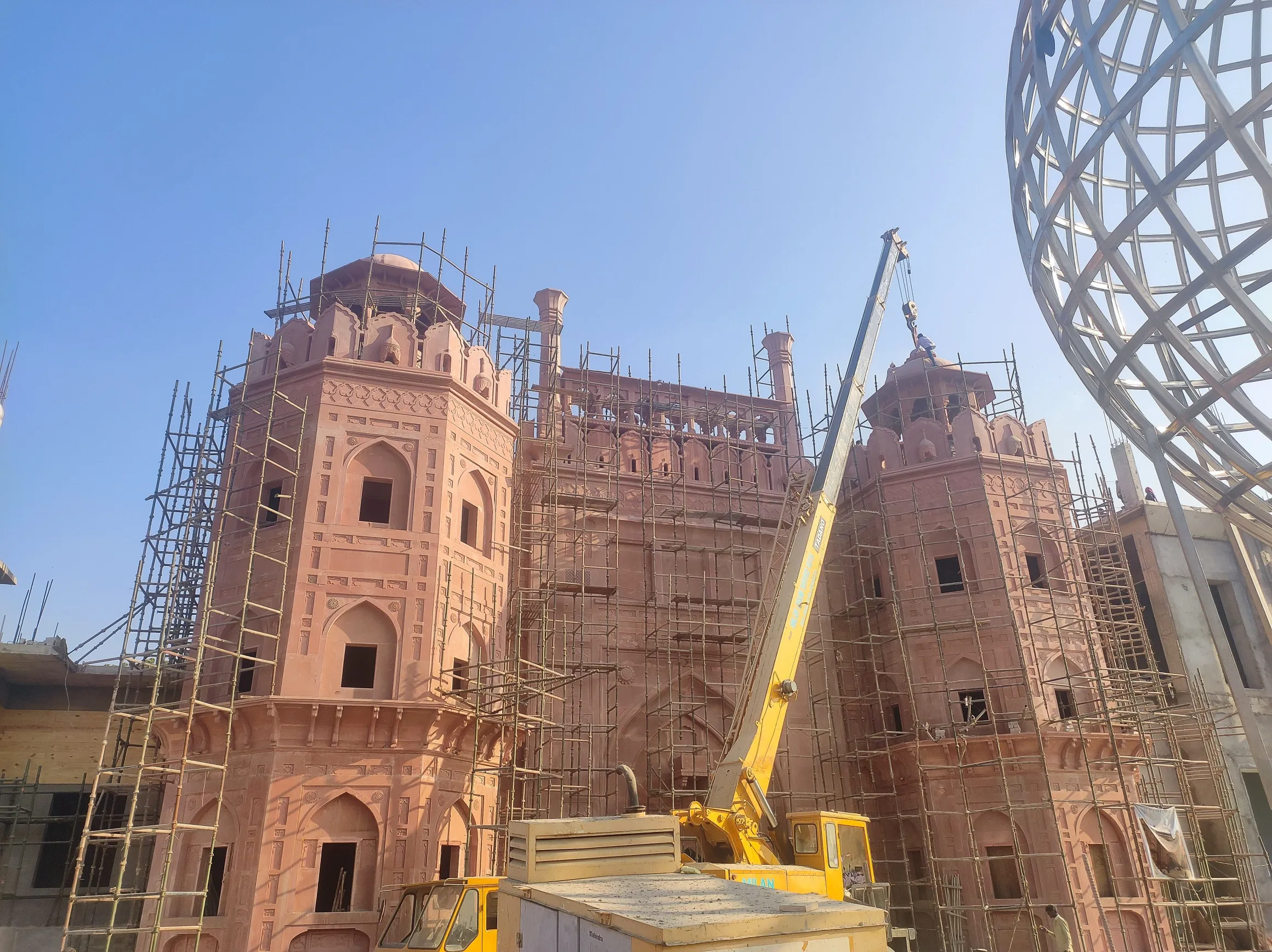 Crane lifting stone at the fort façade – Red Fort, Kota