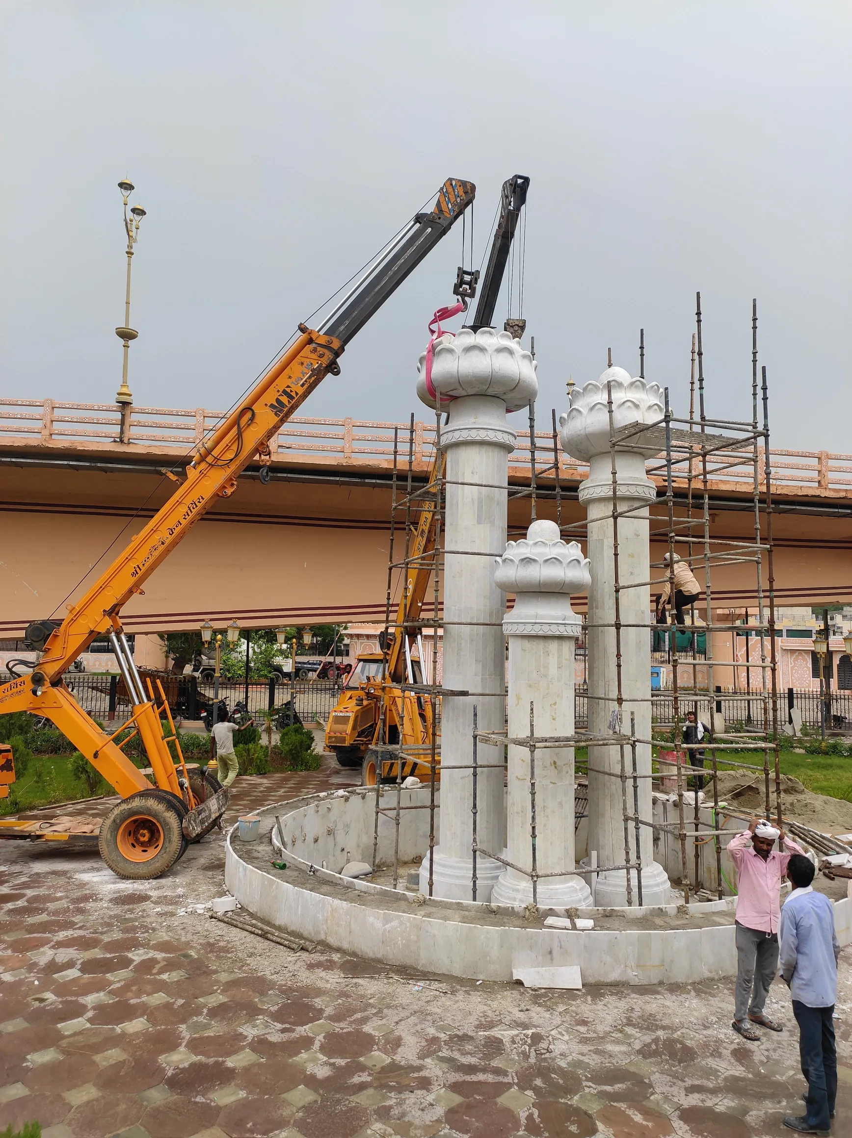 Crane installing stone pillar sections – Stepwell, Nayapura, Kota