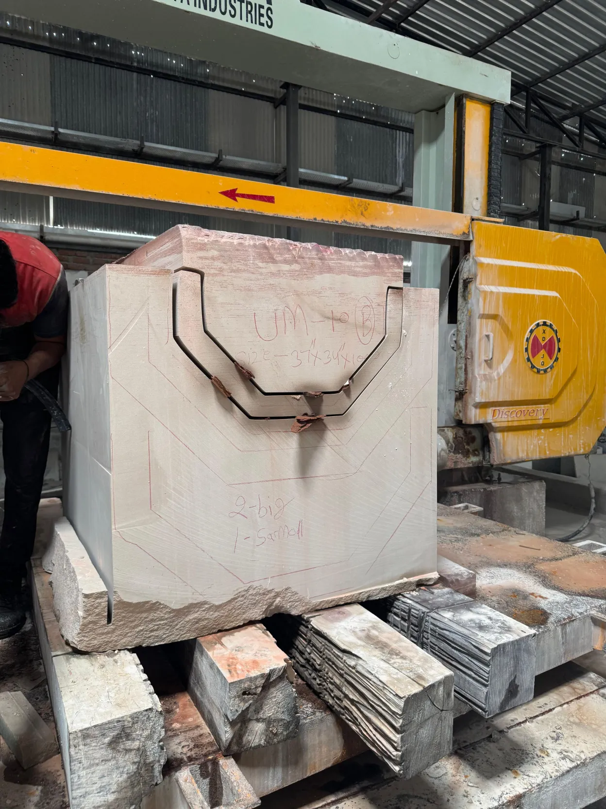 Sandstone block on the CNC wire saw with an octagonal profile cut