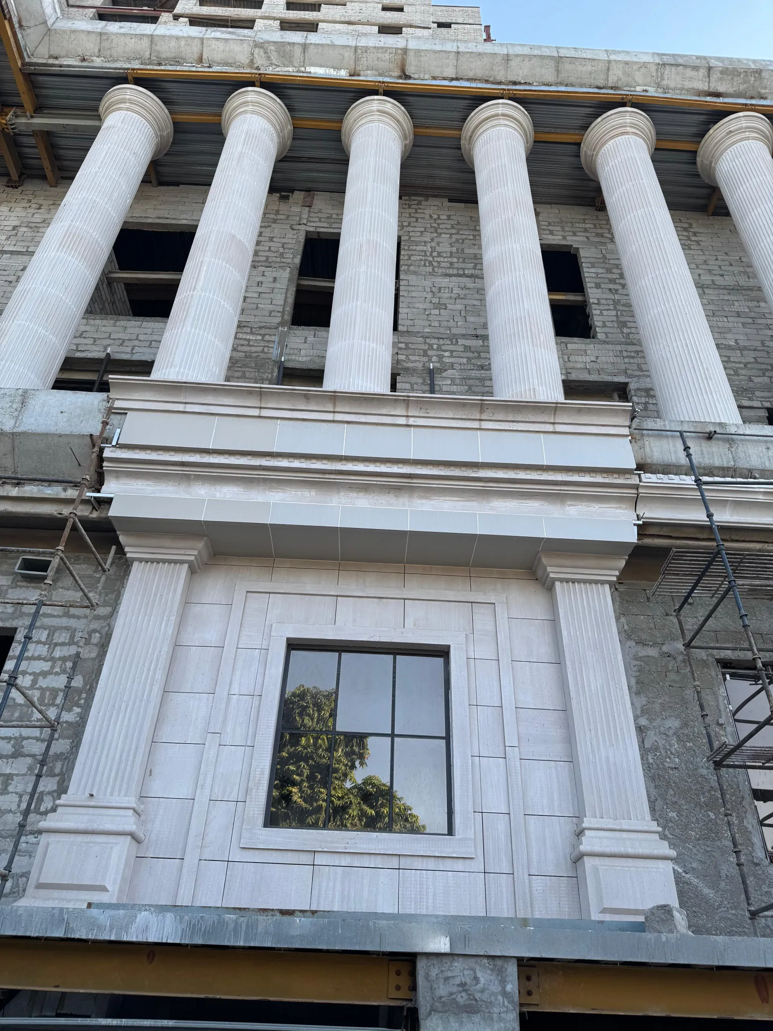 Stone wall cladding with fluted stone columns on a building fa&ccedil;ade
